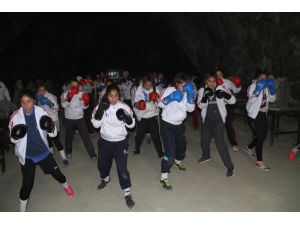 Milliler, Yerin 150 Metre Altında "Boks" Yaptı
