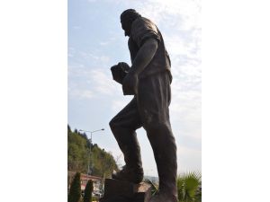 Zonguldak'ta Madenci Heykelindeki Kazma Çalındı