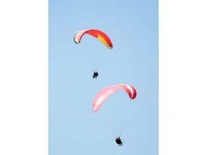 Polislerden Yamaç Paraşütü Atlayışıyla Kutlama