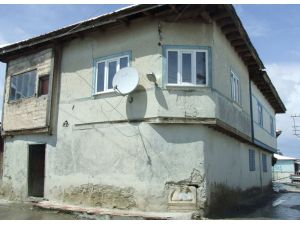 Duvardaki Tarihi Taşı Sökerken Yakalandılar