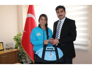 Aksaray'da Başarılı Sporculara Malzeme Yardımı