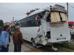 Samsun'da Halk Otobüsü İle Midibüs Çarpıştı: 24 Yaralı