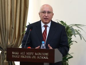 Azerbaycan'da Başarılı Öğrencilerin Tercih Ettiği Okula Türk Standardı