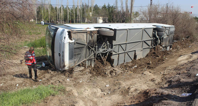 Turistleri taşıyan otobüs devrildi: 12 yaralı!