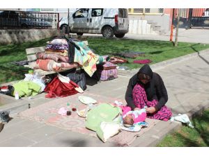 Sokakta Kalan Suriyeli Aile Parka Sığındı
