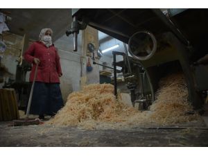 Çırak Bulamayan Eşi İçin Marangoz Oldu