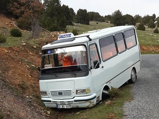 Öğrenci servisinin tekeri çıktı
