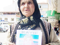 Kayıp kızını arıyor