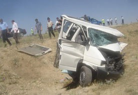 Akşehir'de kaza: 2 ölü, 14 yaralı