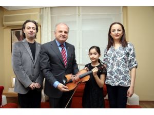 Ödüllü Kemancıya Cumhurbaşkanı'ndan Hediye Keman