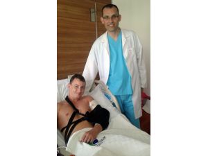 Garsonla Bilek Güreşi Yapan İngiliz Turistin Kolu Kırıldı