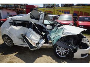 Üniversitelilerin Bulunduğu Otomobil Tıra Çarptı