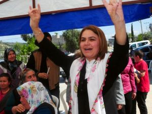 Seçim Çalışmasına "Şalvar"la Başladı