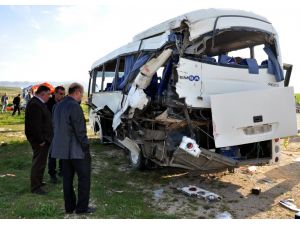 Kırıkkale'de Kamyon İle Cezaevi Servis Minibüsü Çarpıştı: 1 Ölü, 9 Yaralı