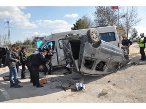 Kırıkkale'de Öğrenci Servisi İle Hafif Ticari Araç Çarpıştı: 10 Yaralı