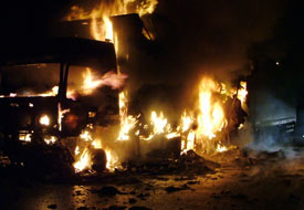 Baharat yüklü kamyon tamamen yandı