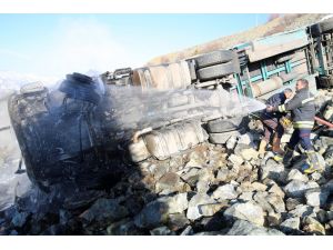 Erzincan'da Uçuruma Devrilen Tırın Sürücüsü Öldü