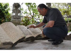 Kur'an-ı Kerim'i Taş Tevhalara İşliyor