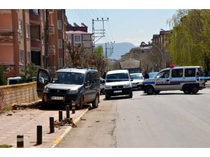 Seyir Halindeki Otomobil Kurşunlandı: 1 Ölü 3 Yaralı