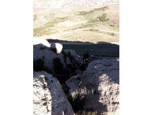 Van'da Kayalıklarda Mahsur Kalan 2 Çocuk Kurtarıldı