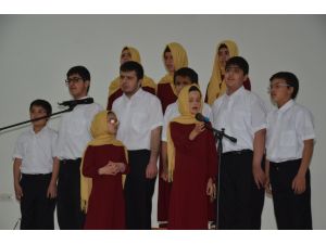 Görme Engelliler, En İyi Şiir Ve İlahiyi Seslendirmek İçin Yarıştı