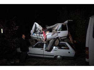 Otomobil, Park Halindeki Otomobilin Üzerine Düştü: 2 Ölü