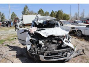 Konya'da Otomobil Tıra Çarptı: 2 Ölü, 1 Yaralı