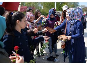Belçika'da Hz. Muhammed'in Doğum Gününde Gül Dağıtıldı
