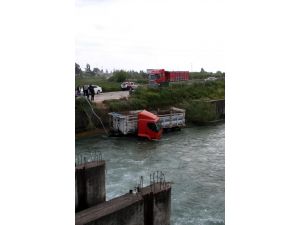 Adana'da Tır Sulama Kanalına Düştü: 1 Yaralı