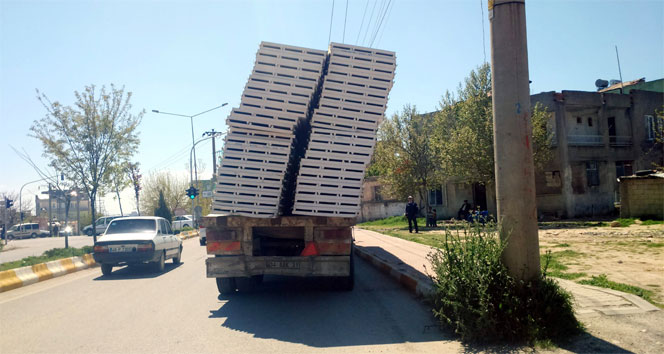 Adıyaman'da aşırı yüklü TIR kazaya davetiye çıkardı