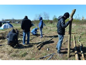 Fransa'dan İngiltere'ye Geçmeyi Bekleyen Göçmenlerin Koşulları Yürek Burkuyor