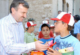 Akyürek çocuklara şivlilik dağıttı