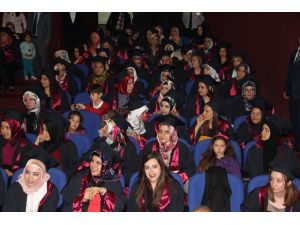 Bu Kez Anneler Kep Fırlattı