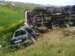 Salihli'de Kamyon İle Otomobil Çarpıştı: 1 Ölü, 1 Yaralı