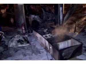 Otomobil Lpg Pompasına Çarptı