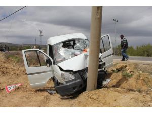 İşçileri Taşıyan Kamyonet Direğe Çarptı: 7 Yaralı