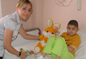 İlik nakli bekleyen çocuğa oyuncak