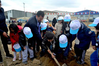 Ziya Altunyaldız ağaç dikti