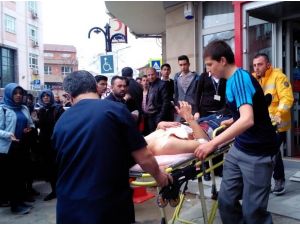 Lise Öğrencileri Arasında Bıçaklı Kavga: 3 Yaralı