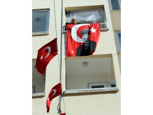 23 Nisan İçin Sokağı Kırmızı Beyaz Renklerle Donattılar