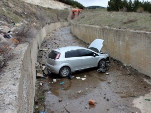 Kanala Düşen Otomobilin Sürücüsü Yaralandı