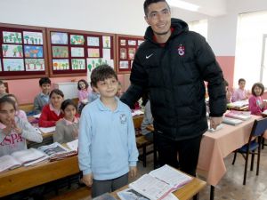 Cardozo Minik Öğrencinin Seçim Vaadini Gerçekleştirdi