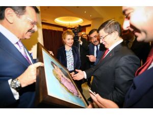 Başbakan Davutoğlu'na Portresi Hediye Edildi