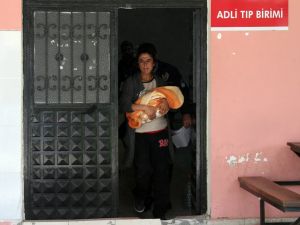 Annesiyle Sokakta Kalan Bebeğe Polis Şefkati