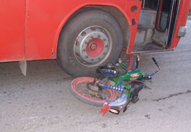 Halk otobüsü motosiklete çarptı