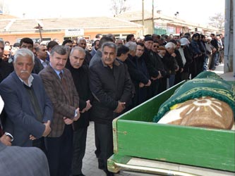 Ağralı babasını toprağa verdi