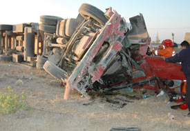 TIR ile kamyon çarpıştı: 1 ölü 2 yaralı