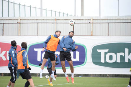 Konyaspor, Akhisar Belediyespor'a bilenyor