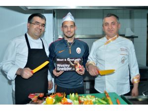 Galatasaraylı Sneijder Bıçak Tanıttı