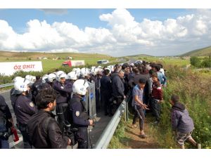 Mahallerine İmar İsteyen Grup, Şanlıurfa-mardin Karayolunda Eylem Yaptı